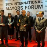 Konferensi pers Forum Walikota Internasional 2024. Di depan, dari kiri ke kanan: Heru Budi Hartono (Pj Gubernur DKI Jakarta), Navid Hanif (Asisten Sek-Jen untuk Pembangunan Ekonomi UNDESA), dan Tri Tharyat (Dirjen Multilateral Kementerian Luar Negeri RI). (Foto: Pusat Informasi PBB Indonesia/Siska Widyawati)