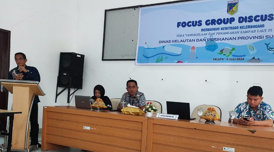 Kabid PRL DKP Sulteng, Abdul Rasyid (kiri) menyampaikan msabutan pada pembukaan FGD di Aula Kantor DKP Sulteng, Kamis (4/7/2024). (Foto: bmzIMAGES/Basri Marzuki)