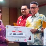 Kepala Bappeda Sulteng menyerahkan penghargaan kepada Kepala Bappeda Kota Palu, Arfan (kedua kanan) atas kinerja pencegahan dan penurunan stunting tahun 2024 tingkat Provinsi Sulawesi Tengah di Palu, Jumat (26/7/2024). (Foto: Ist)