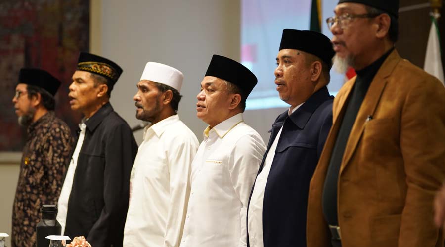 Wali Kota Palu, Hadianto Rasyid (ketiga kanan) pada pelantikan pengurus DDII Kota Palu, di palu, Sabtu (13/7/2024). (Foto: Prokopimda Setda Kota Palu/Jufri)