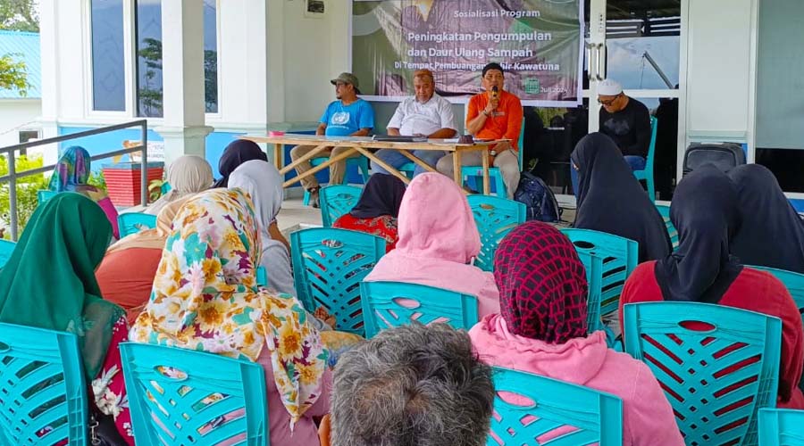 Sosialisasi program peningkatan pengumpulan dan daulang sampah di TPA AKawatuba, Jumat (5/7/2024). (Foto: Ist)