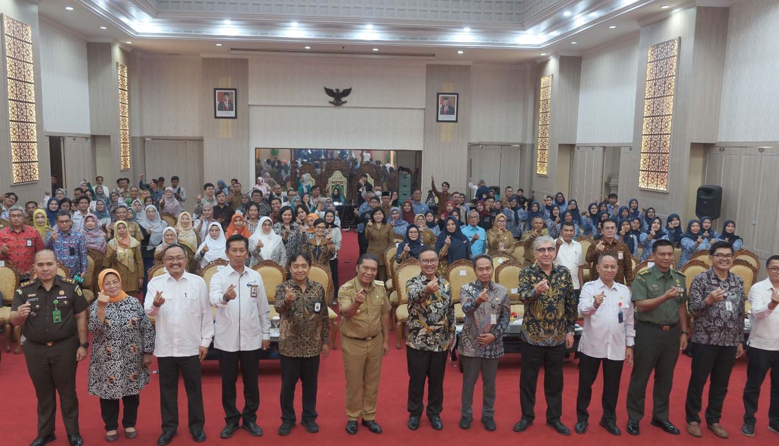 Foto bersama pada perayaan Hari Kependudukan Dunia 2024 oleh UNFPA dan BKKBN di Serang, Banten, Senin (29/7/2024). (Foto: UNFPA/Lucky Putra)