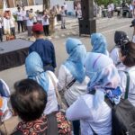 Sejumlah petugas Pantarlih mengikuti apel akbar Badan Adhoc di depan Kantor KPU Kota Palu di Palu, Sulawesi Tengah, Kamis (25/7/2024). (bmzIMAGES/basrimarzuki)