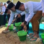 Wali Kota Palu, Hadianto Rasyid meletakkan batu pertama menandai pembangunan kantor DPC PKB Kota Palu di Jalan Ranonjakaya, Jumat (19/7/2024). (Foto: prokopim Setda Kota Palu/Jufri)