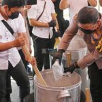 Kapolda Sulteng Irjen Pol Agus Nugroho (kanan) menuangkan barang bukti narkotika jenis sabu ke dalam panci pada pemusnahan di Mapolda Sulteng di Palu, Sulawesi Tengah, Kamis (25/7/2024). (bmzIMAGES/Basri Marzuki)