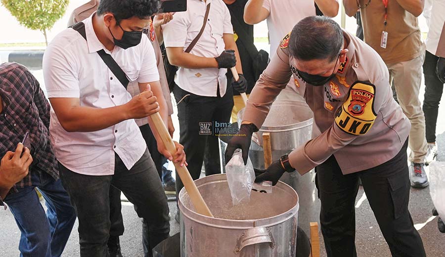 Kapolda Sulteng Irjen Pol Agus Nugroho (kanan) menuangkan barang bukti narkotika jenis sabu ke dalam panci pada pemusnahan di Mapolda Sulteng di Palu, Sulawesi Tengah, Kamis (25/7/2024). (bmzIMAGES/Basri Marzuki)