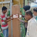 Bhabinkamtibmas bersama warga menempelka stiker berisi imbauan Pilkada damai di Palu, Rabu (17/7/2024). (Foto: HO-Humas Polresta Palu)