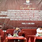 Ketua KPU Kota alu, Idrus (kiri) menyampaikan sambutan pada Sosialisasi PKPU Nomor 7/2024 di Palu, Kamis (11/7/2024). (Foto: Akib)