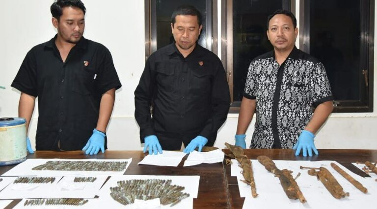 Senjata api rakitan dan ratusan amunisi yang diamankan Polresta Morowali Utara, Senin (12/8/2024). (Foto: Humas Polres Morowali Utara)