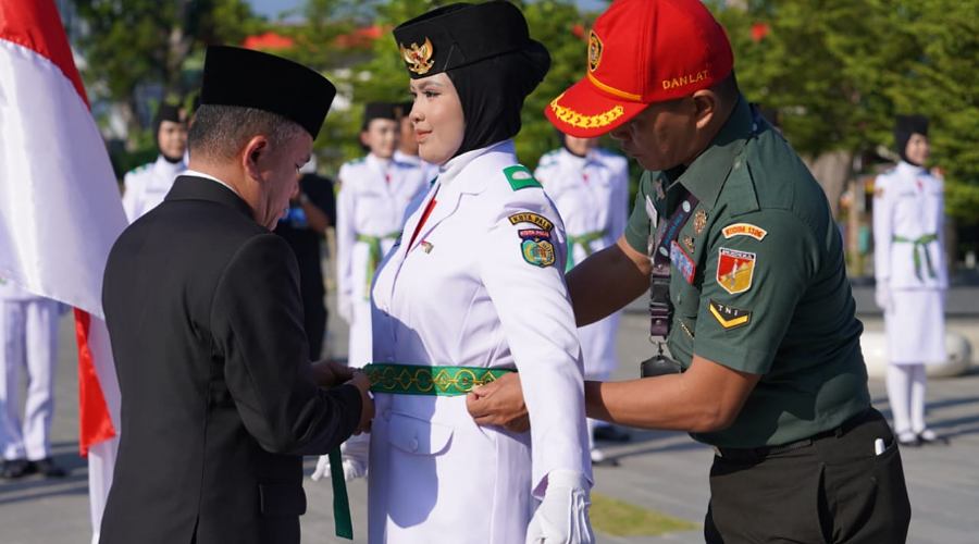 Wali Kota Palu Hadianto Rasyid (kiri) mengukuhkan Paskibraka Kota Palu 2024 di Taman Nasional Palu, Jumat (16/8/2024). (Foto: Porkopimda Setda Kota Palu/Iwan)