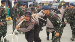 Personel Baru Brimob  Disambut dengan Tradisi Tarik Barakuda