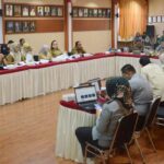 Rapat perumusan rekomendasi Ranperbup Touna bersama unsur Pemerintah Daerah Sulteng hingga Kabupaten Touna dan Kota Palu di di Ruang Garuda Kanwil Kemenkumham Sulteng, Selasa (20/8/2024). (Foto: Humas Kemenkumham Sulteng)