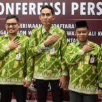 Komisioner KPU Kota Palu dari kiri ke kanan: Ketua Divisi Teknis Penyelenggara, Iskandar Lembah; Ketua Divisi Perencanaan dan Data, Muhammad Musbah; Ketua KPU Kota Palu, Idrus; Ketua Divisi Hukum dan Pengawasan, Haris Lawisi, dan Ketua Divisi Sosialisasi, Pendidikan Pemilih, Partisipasi Masyarakat dan SDM, Alfagih Mugaddam Alhabsyi berfoto usai menerima pendaftaran tiga pasangan bakal calon wali kota dan wakil wali kota Palu di Kantor KPU Kota Palu, Kemis (29/8/2024). (Foto: bmzIMAGES/Basri Marzuki)
