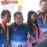 Wali Kota Palu, Hadianto Rasyid (ketiga kanan) berfoto bersama juara renang lintas Teluk Palu, Minggu (11/8/2024). (Foto: Porkopimda Setda Kota Palu/Iwan)