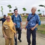 Sekkot Palu, Irmayanti (kedua kiri) membersamai tim Bank Pembangunan Jerman meninjau TPA Kawatuna, Senin (19/8/2024). (Foto: Pemkot Palu)