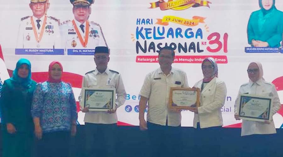 Penyerahan piagam sejumlah penghargaan pada puncak Harganas ke-31 di Palu, Rabu (7/8/2024). (Foto: ist)