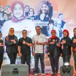 Wali Kota Palu, Hadianto Rasyid (kelima kiri) bersama Ketua ASIAFI Sulteng, Diah Puspita (keempat kanan), Ketua Kormi Sulteng dan pengurus serta tim juri berfotobersama usai pembukaan Aerobik Competition dan Zumba Party di, PGM, Minggu (11/8/2024). (Foto: Porkopimda Setda Kota Palu/Iwan)
