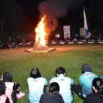 Para atlet mengikuti renungan suci menandai pentuupa Puslatda PON Sulteng di lapangan Mayonif 711 Raksatama Palu, Sabtu (10/8/2024) dini hari. (Foto: Penrem 132 Tdl)