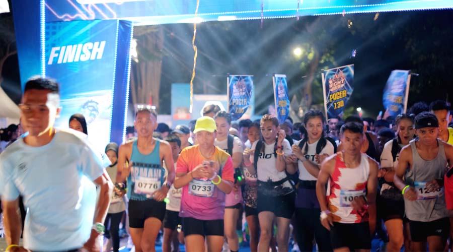 Sejumlah peserta melakukan start pada QRIS Night Run 2024 di Taman GOR Palu, Jumat (16/8/2024) malam. (Foto: HO-BI Sulteng)