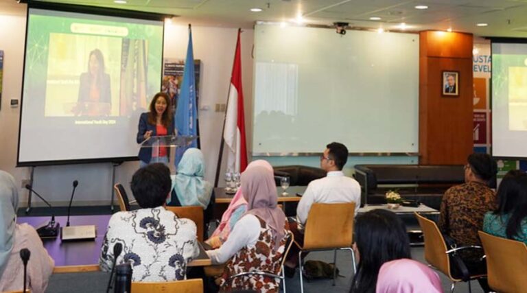 Kepala Perwakilan PBB di Indonesia, Gita Sabharwal menyampaikan sambutannya pada peringatan Hari Pemuda Internasional di Youths on Digital Initiatives UNA Indonesia di Kantor PBB Indonesia, Jakarta, Sabtu (10/8/2024). (Foto: HO- UNIC/M. Aldi Rahman)