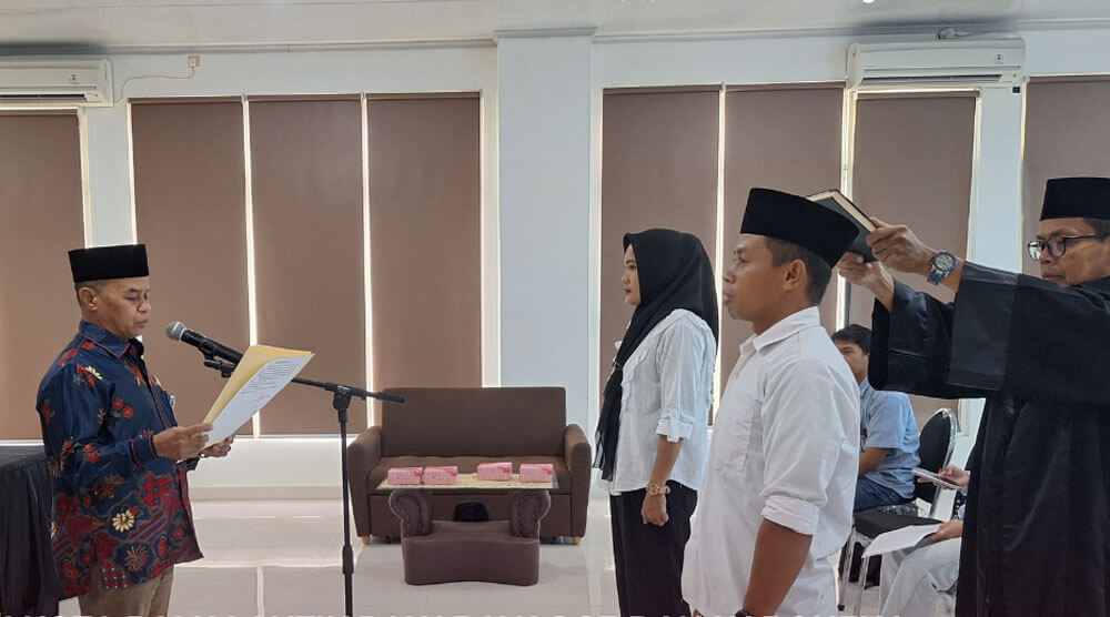 Komisioner KPU Kota PAlu, Haris Lawisi (kiri) melantik PPS Boyaoge dan Kabonena PAW di Kantor KPU Kota Palu, Sabtu (14/9/2024). (Foto: HO-KPU Kota Palu)