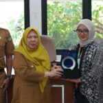 Wakil Wali Kota Palu, Reny A Lamadjido menyerahkan cinderamata kepad atim verifikasi dan validasati data dalam rangka SDG'S Action Award di RUang bantara, Palu, Senin (2/9/2024). (Foto: Prokopim Setda Kota Palu/Jufri)