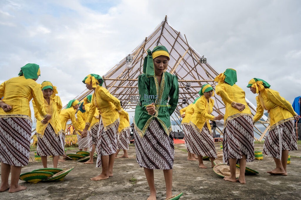 Mempertontonkan Tari Pamonte di Festival Danau Lindu