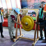 Staf Ahli Bupati Bidang Pemerintahan, Hukum dan Politik, Burhanudin memukul gong menandai pembukaan Festival Suku Bajo di Palu Kabalutan, Sabtu (14/9/2024). (Foto: HO-Diskominfo Tojo Unauna)