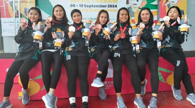 Atlet sepaktakraw putri Sulteng menunjukkan medali perunggu yang berhasil direbutnya di arena PON XXI Aceh-Sumut, Kamis (12/9/2024). (Foto: TIm Media PON Sulteng)
