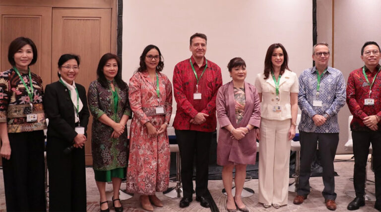 CEO PT Vale Indonesia, Febriany Eddy (ketiga kiri) bersama sejumlah pelaku usaha pada Indonesia International Sustainability Forum (ISF) 2024, Jumat (6/9/2024). (Foto: PT Vale Indonesia)