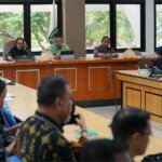 Sekkot Palu, Irmayanti memberi sambutan pada pembukaan Seminar Akhir Penyusunan Indeks Ketimpangan Wilayah Kota Palu Tahun 2024 di ruang Bantaya Kantor Wali Kota Palu, Kamis (31/10/2024). (Foto: Prokopim Setda Kota Palu/Jufri)