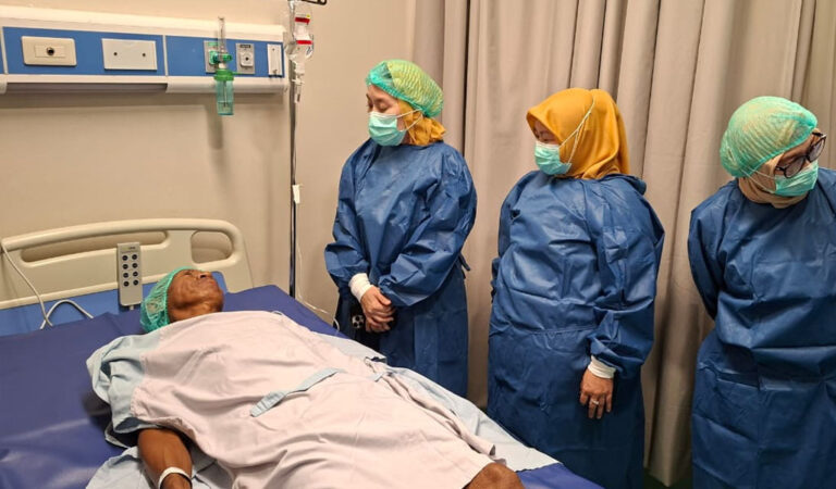 Wawali Palu Imelda Liliana Muhidin berdialog dengan pasien bedah retina usai peluncuran di RSUD Anutapura Palu, Senin (5/1/2026). (©Prokopim Setda Kota Palu/Jufri)