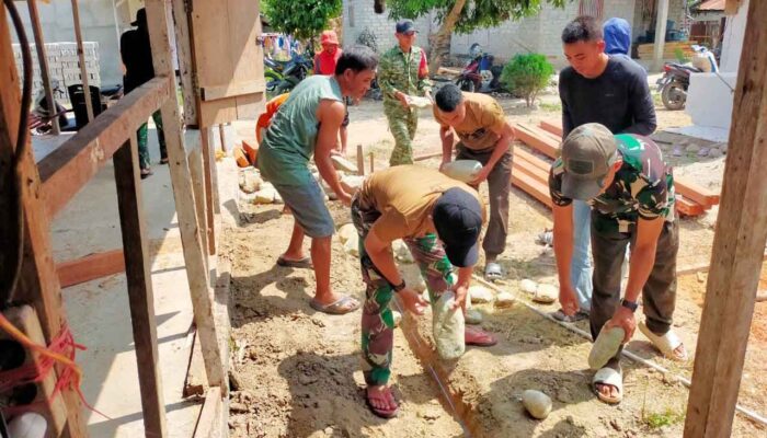 Bukti Kemanunggalan TNI-Rakyat, Prajurit Kodim 1307/Poso Bantu Bedah Rumah Warga