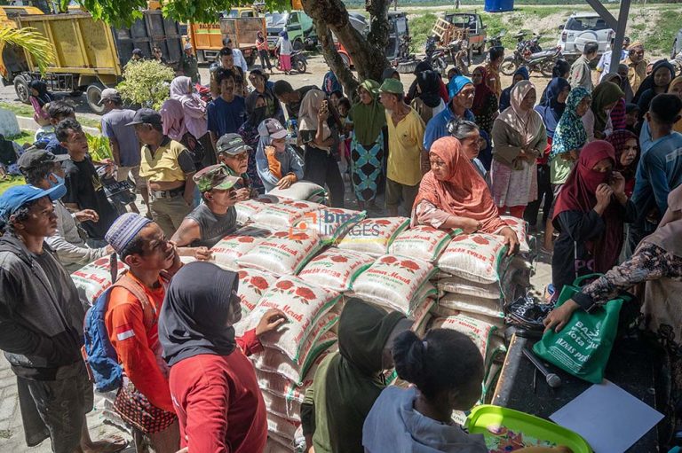 bp-Antara-Bantuan-beras-untuk-pemulung-di-Palu-020424-bmz-3 bp-Antara-Bantuan-beras-untuk-pemulung-di-Palu-020424-bmz-3