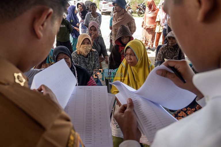 Petugas memeriksa daftar pemulung penerima bantuan beras di kawasan Tempat Pembuangan Akhir (TPA) sampah Kawatuna di Palu, Sulawesi Tengah, Selasa (2/4/2024). Petugas memeriksa daftar pemulung penerima bantuan beras di kawasan Tempat Pembuangan Akhir (TPA) sampah Kawatuna di Palu, Sulawesi Tengah, Selasa (2/4/2024).