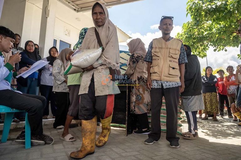 Seorang pemulung mengangkat beras bantuan yang baru diterimanya di kawasan Tempat Pembuangan Akhir (TPA) sampah Kawatuna di Palu, Sulawesi Tengah, Selasa (2/4/2024). Seorang pemulung mengangkat beras bantuan yang baru diterimanya di kawasan Tempat Pembuangan Akhir (TPA) sampah Kawatuna di Palu, Sulawesi Tengah, Selasa (2/4/2024).