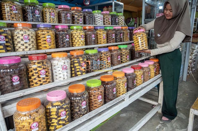 bp-Antara-Pedagang-kue-kering-di-Palu-310324-bmz-1 bp-Antara-Pedagang-kue-kering-di-Palu-310324-bmz-1