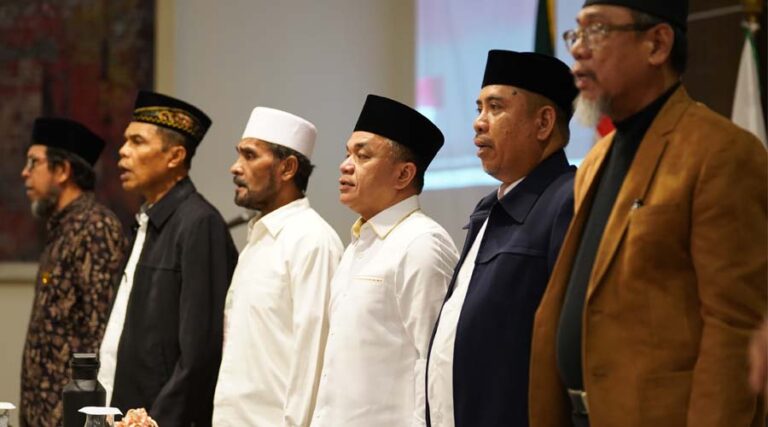 Wali Kota Palu, Hadianto Rasyid (ketiga kanan) pada pelantikan pengurus DDII Kota Palu, di palu, Sabtu (13/7/2024). (Foto: Prokopimda Setda Kota Palu/Jufri)