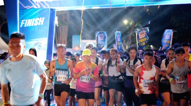 Sejumlah peserta melakukan start pada QRIS Night Run 2024 di Taman GOR Palu, Jumat (16/8/2024) malam. (Foto: HO-BI Sulteng)